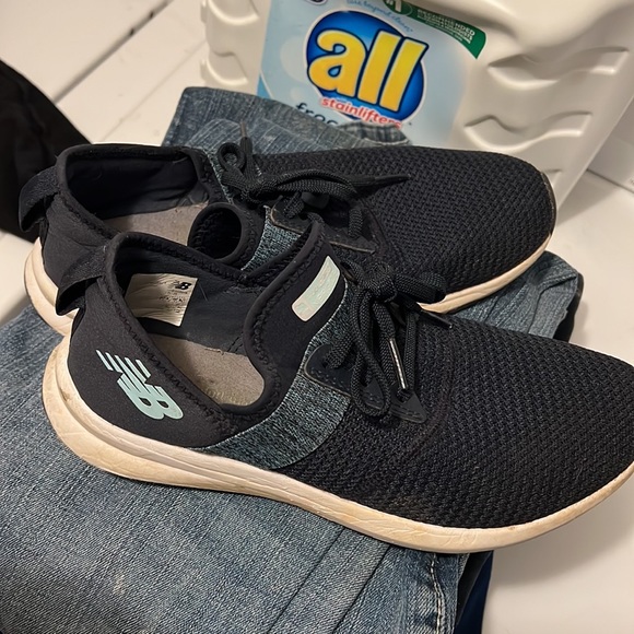 Womens navy blue new balance shoes - Picture 2 of 3